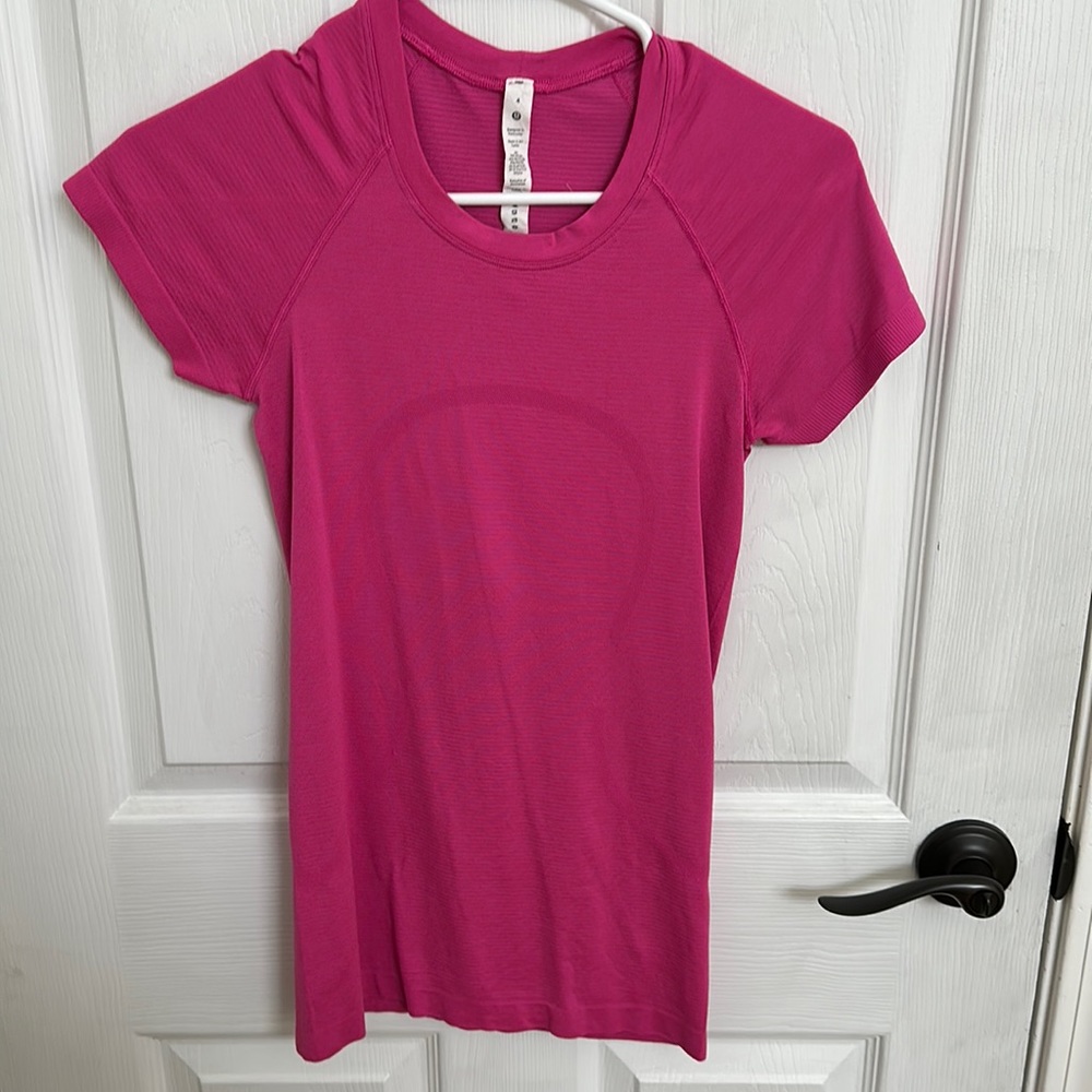 Lululemon swiftly tech short in sonic pink size 4